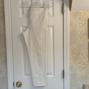 Krazy Larry Women’s White Pull-on Skinny Fit Pants. EUC